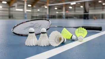 Fjerbolde og syntetiske badmintonbolde ved servicelinjen