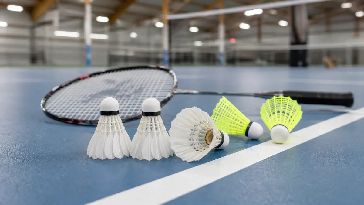 Fjerbolde og syntetiske badmintonbolde ved servicelinjen